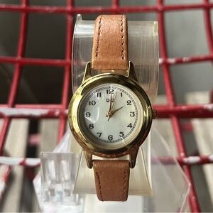 Q&Q Vintage Windup Mechanical Watch With Mother Of Pearl dial — Works!